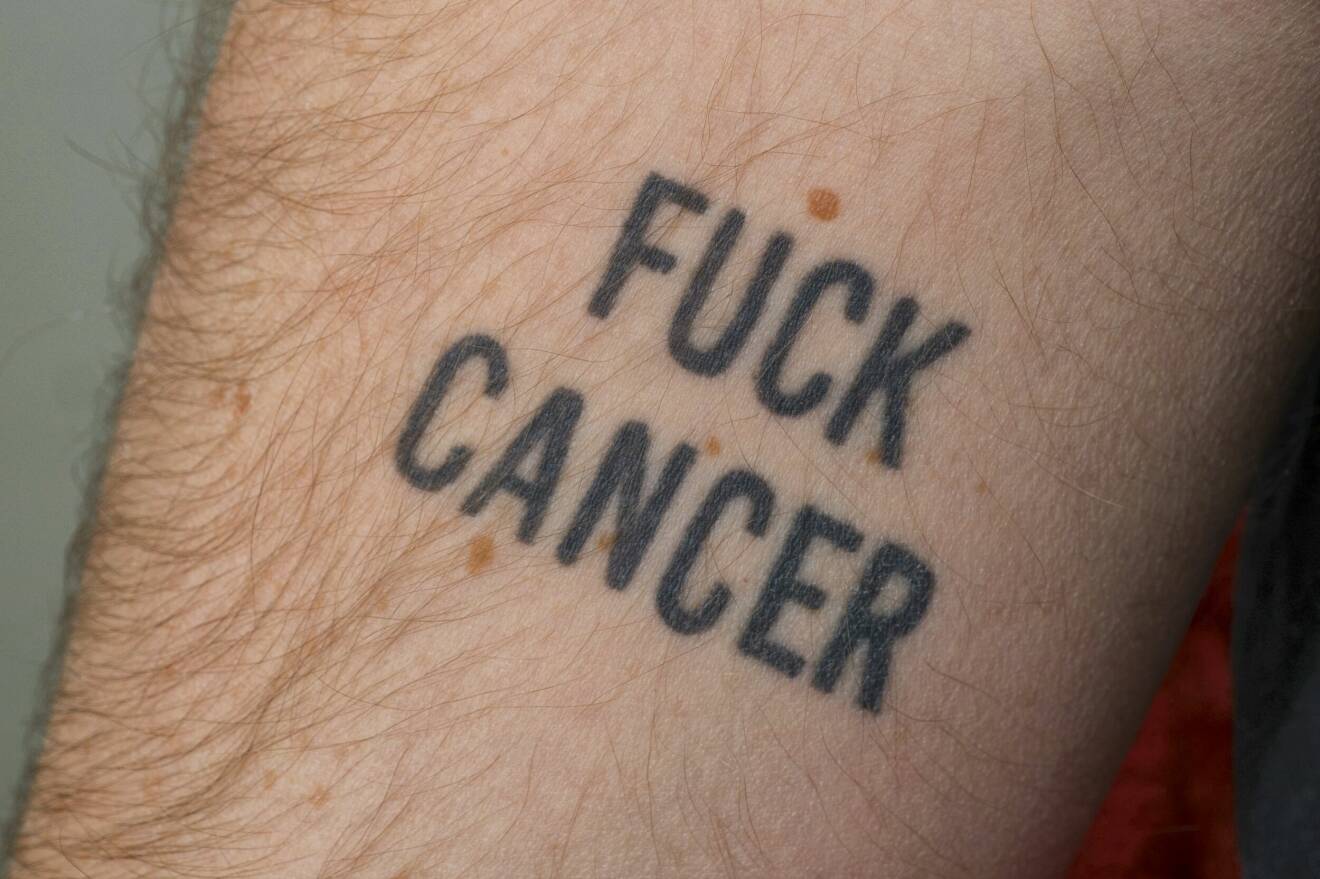 En tatuering med orden "fuck cancer"