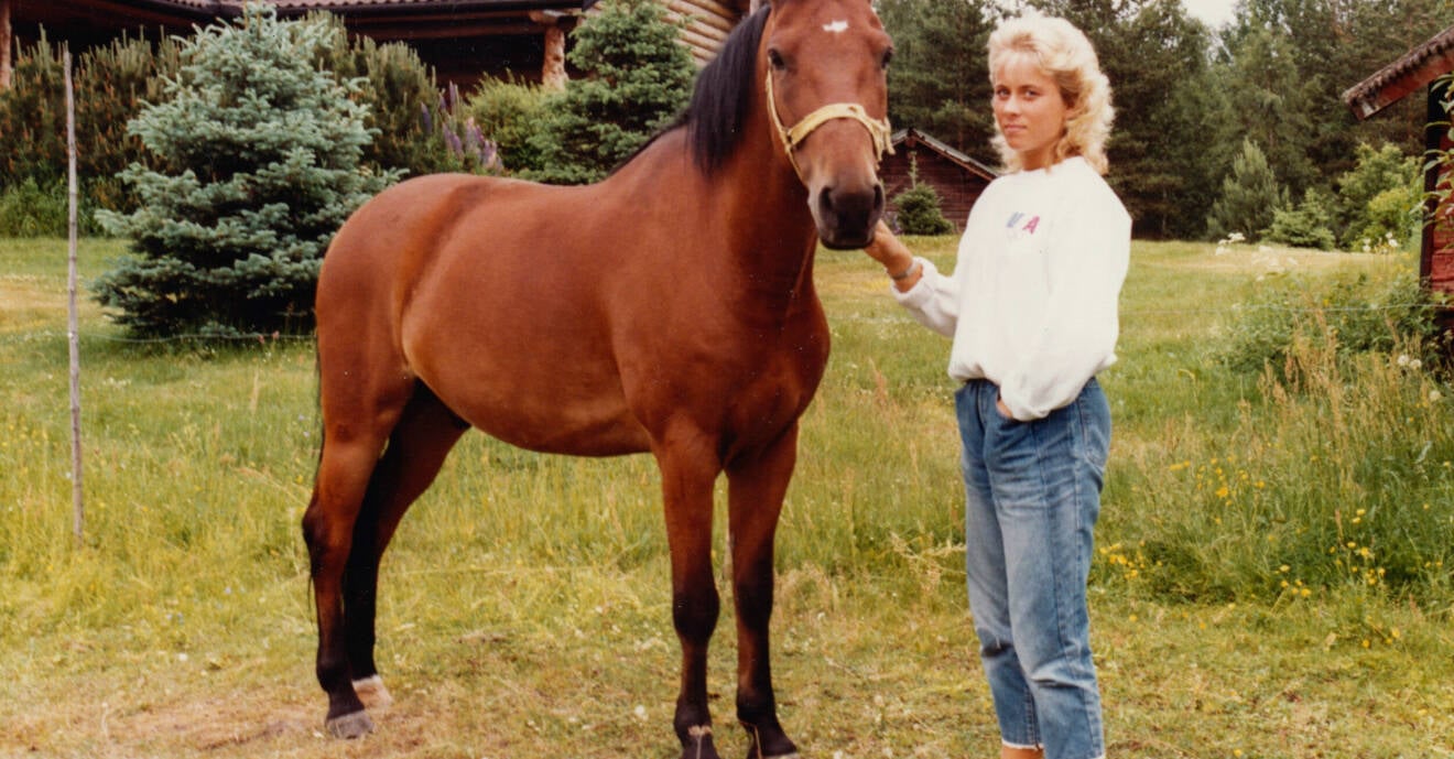 Lena med en häst.