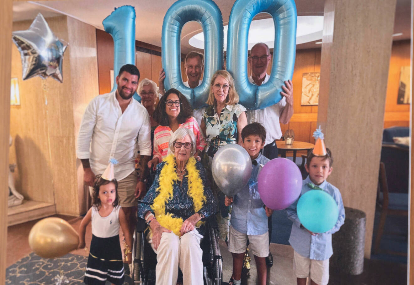 En bild på 100-åringen Viola och hennes familj.