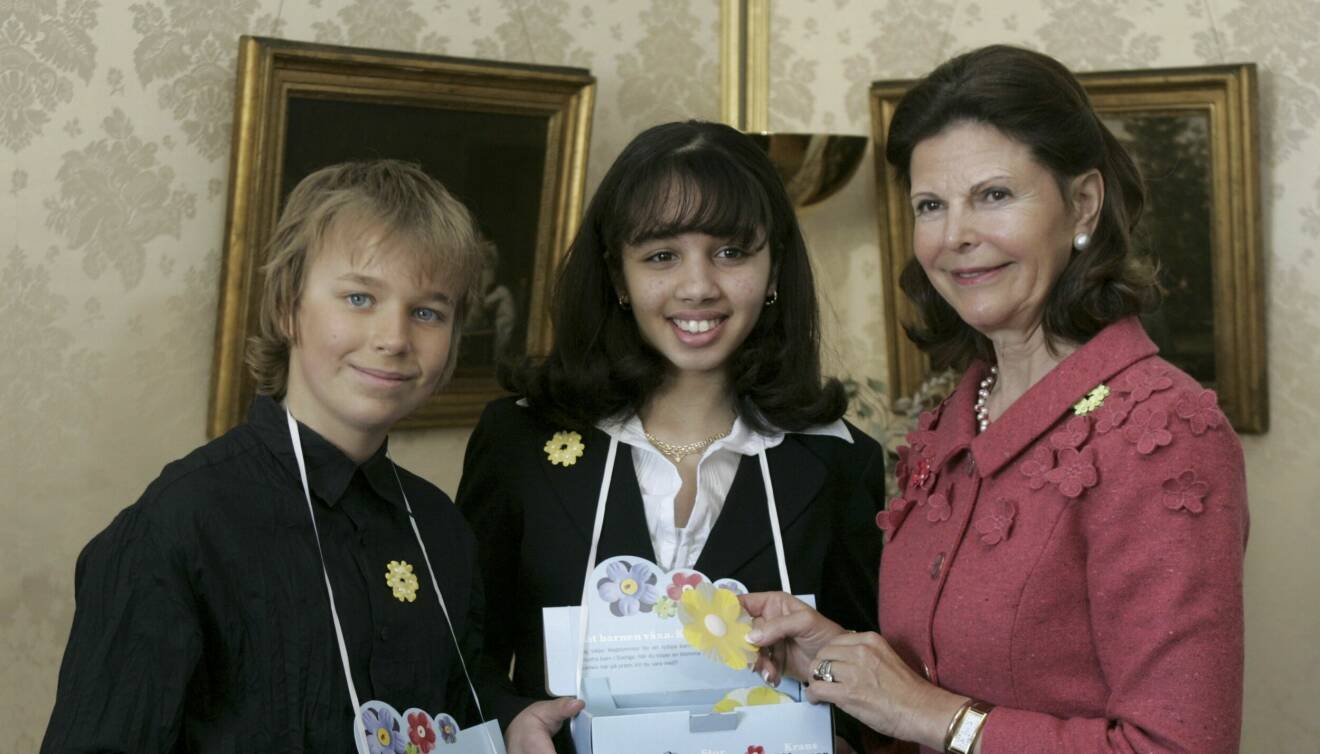 Nic Stigell och Camilla Hamid från samma skola sålde årets första Majblomma till drottning Silvia 2005.