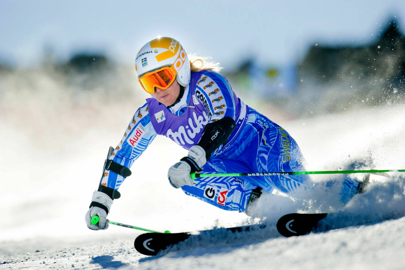 Anja Pärson åker slalom.