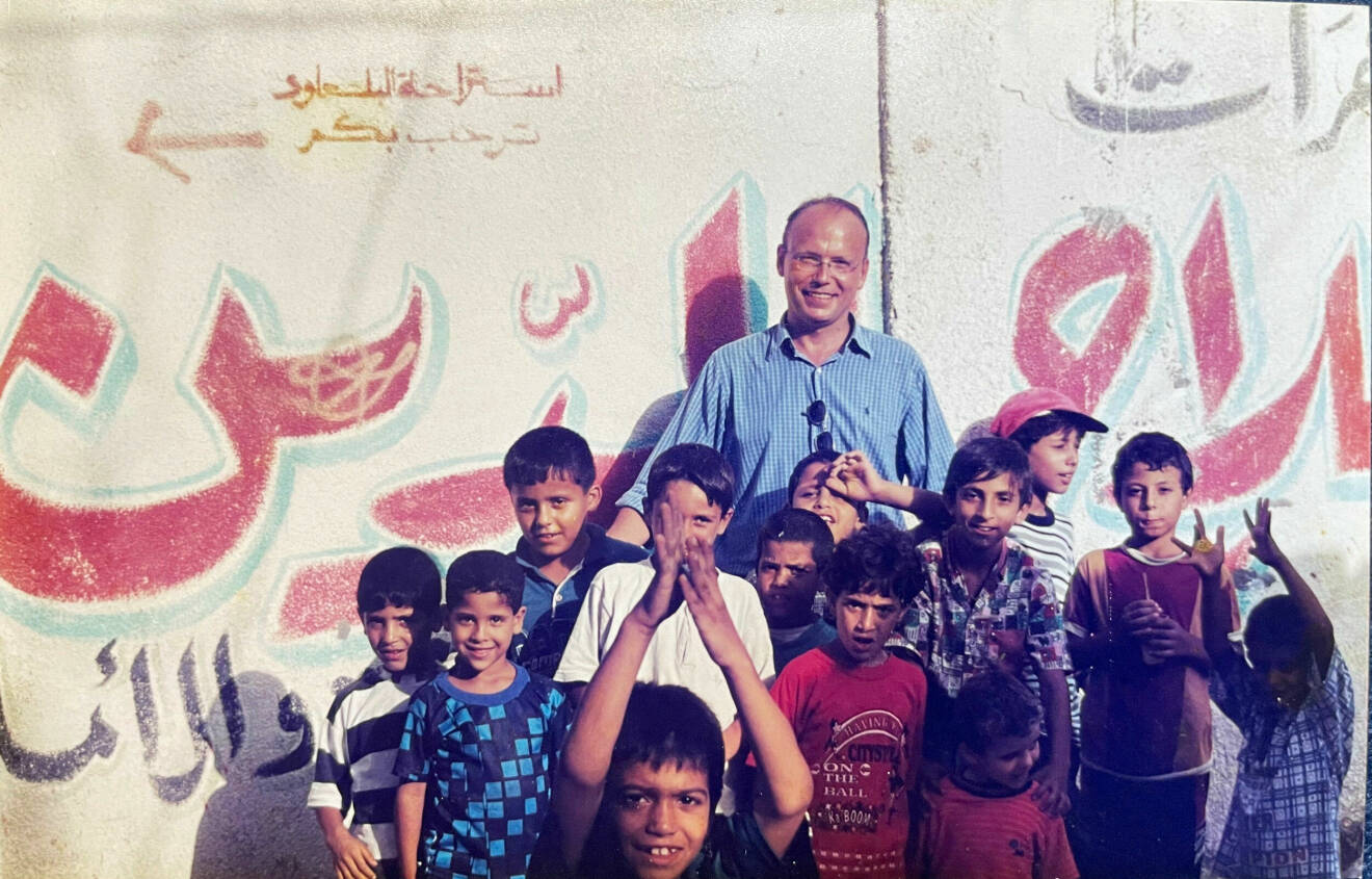 Magnus Ranstorp i Gaza tillsammans med flera barn.