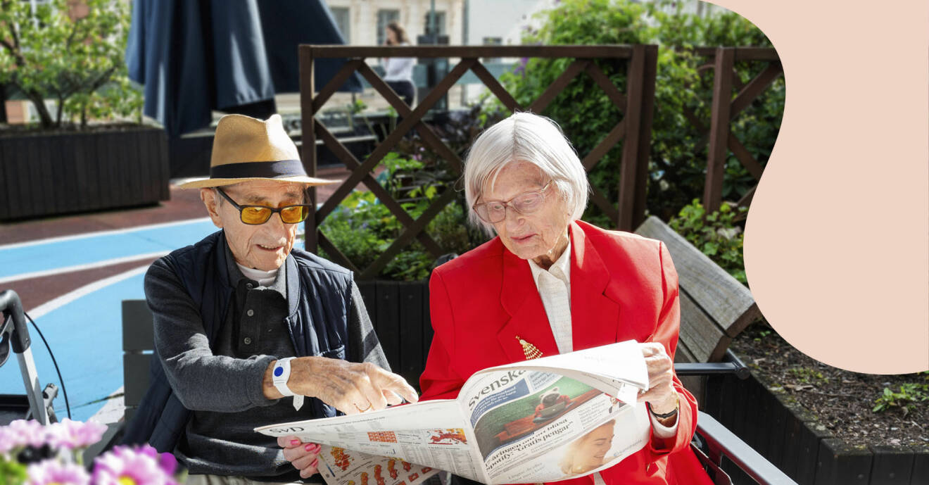 Två personer som bor på äldreboendet läser tidningen utomhus i solen.