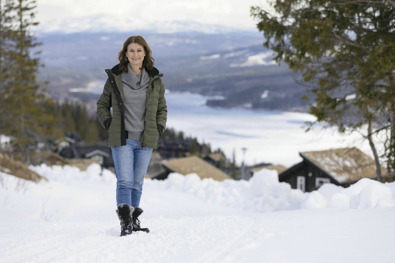 Viveca Sten står i snön vid sitt hus i Åre.