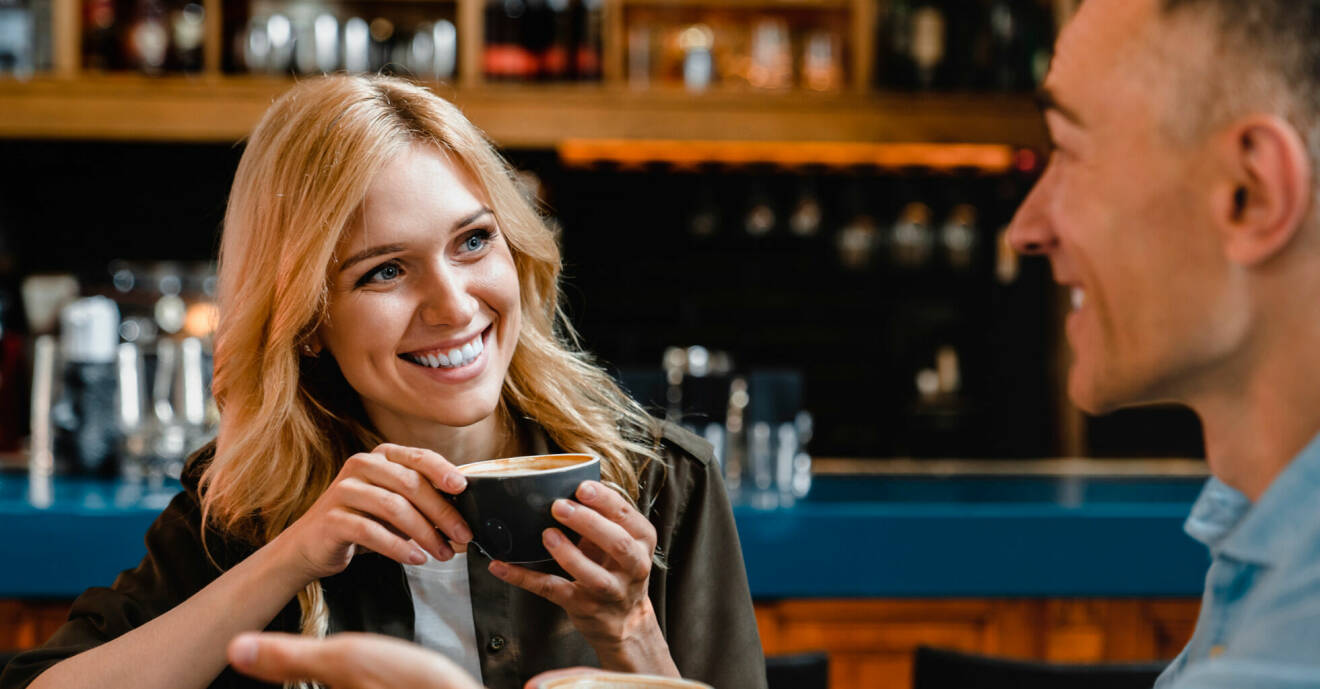 Kvinna i 30-årsåldern är på kaffedejt med en man.