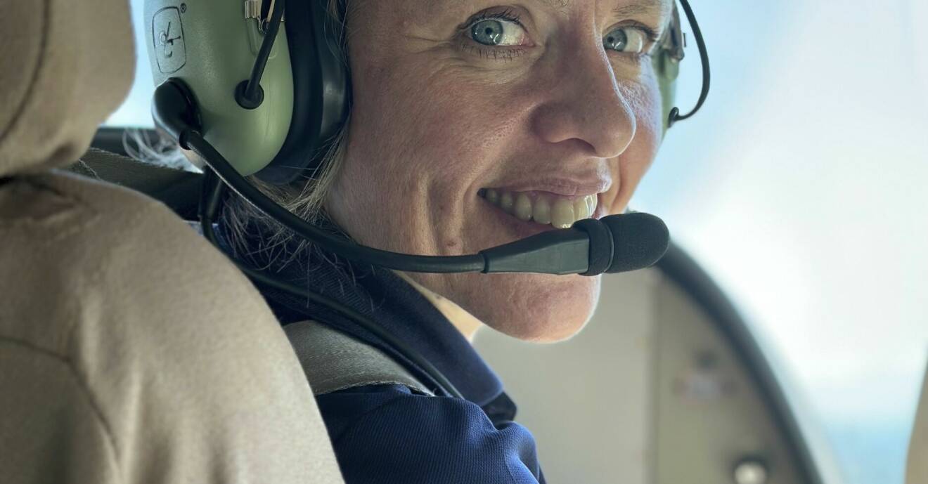 Josefin Brandström som pilot i ett flygplan.