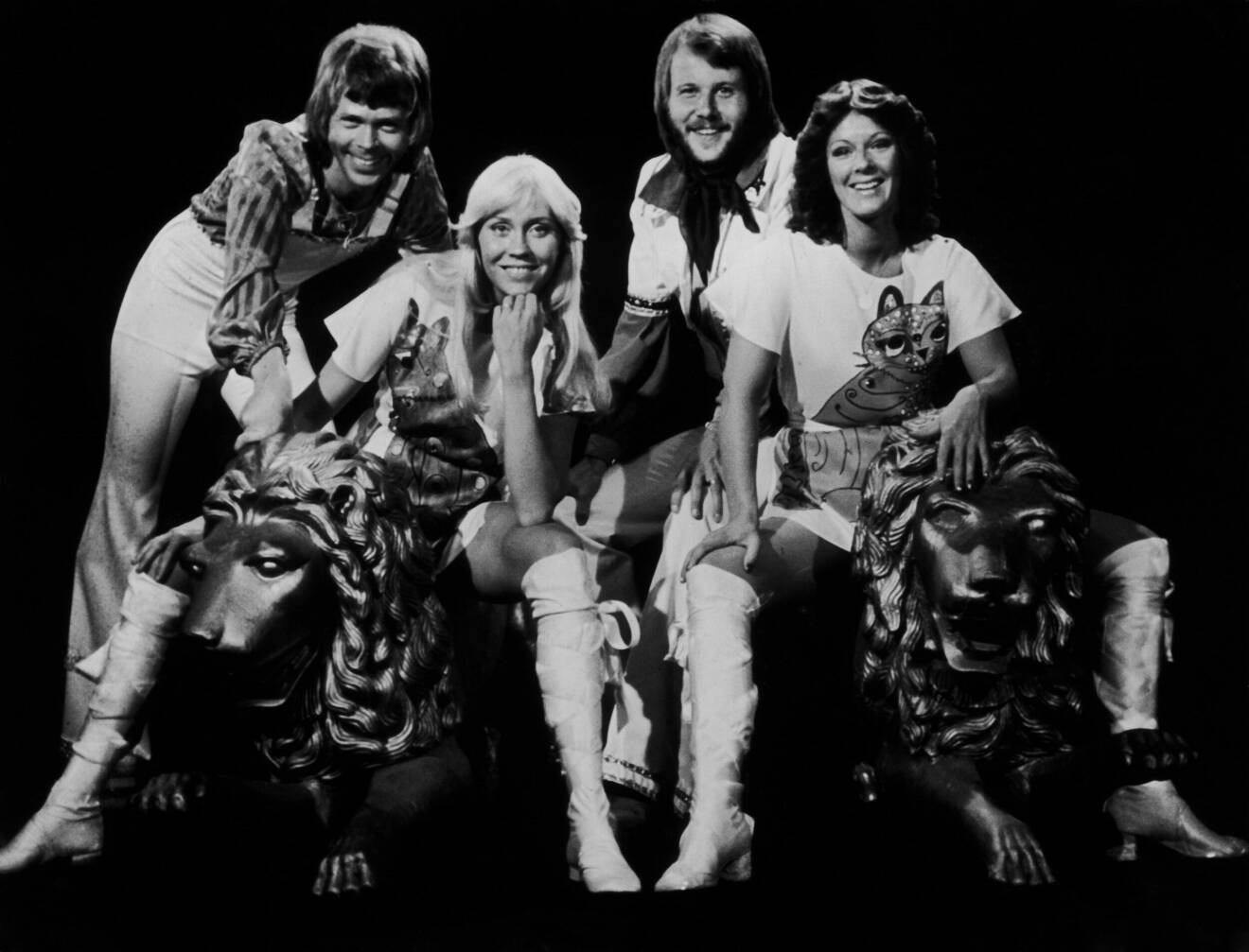 ABBA på en svartvit bild iförd Owe Sandströms scenkläder med tiger-tryck.
