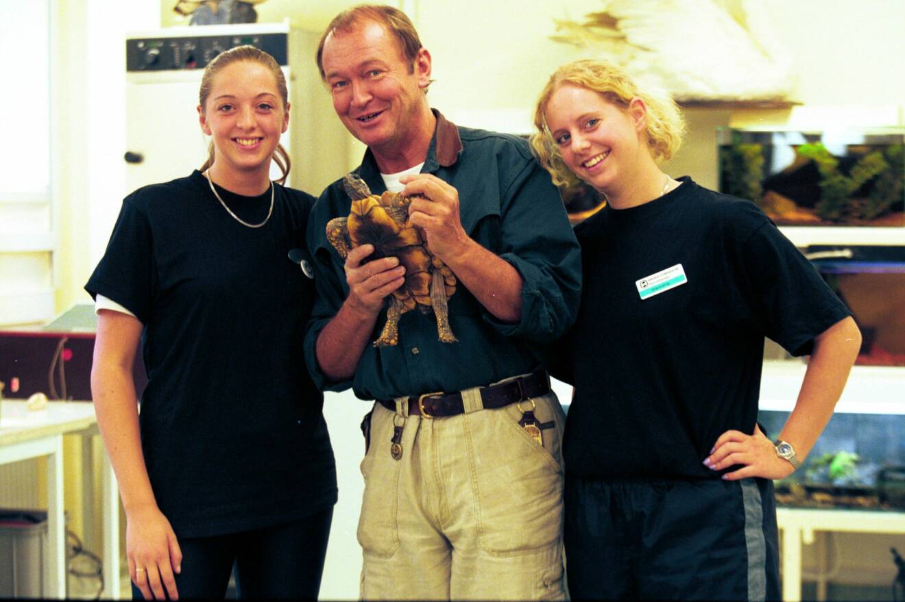 Owe Sandström, lärare på Spånga gymnasium, håller i en sköldpadda. Bredvid sig har han två kvinnliga elever.
