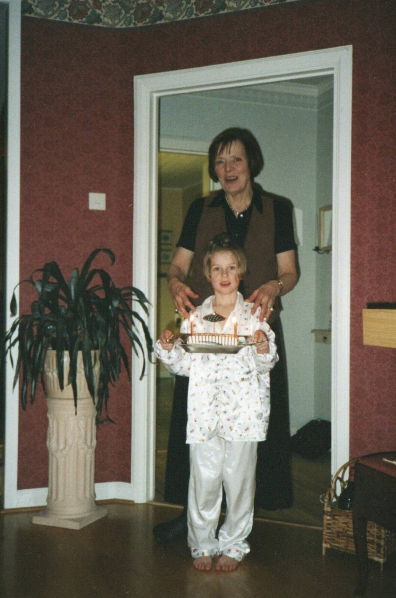 Moa P. Blomqvist med mormor Inger.