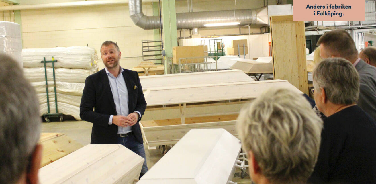 Anders Nilsson, ansvarig för Fonus begravningsmuseum i Falköping står omgiven av flera vita kistor.
