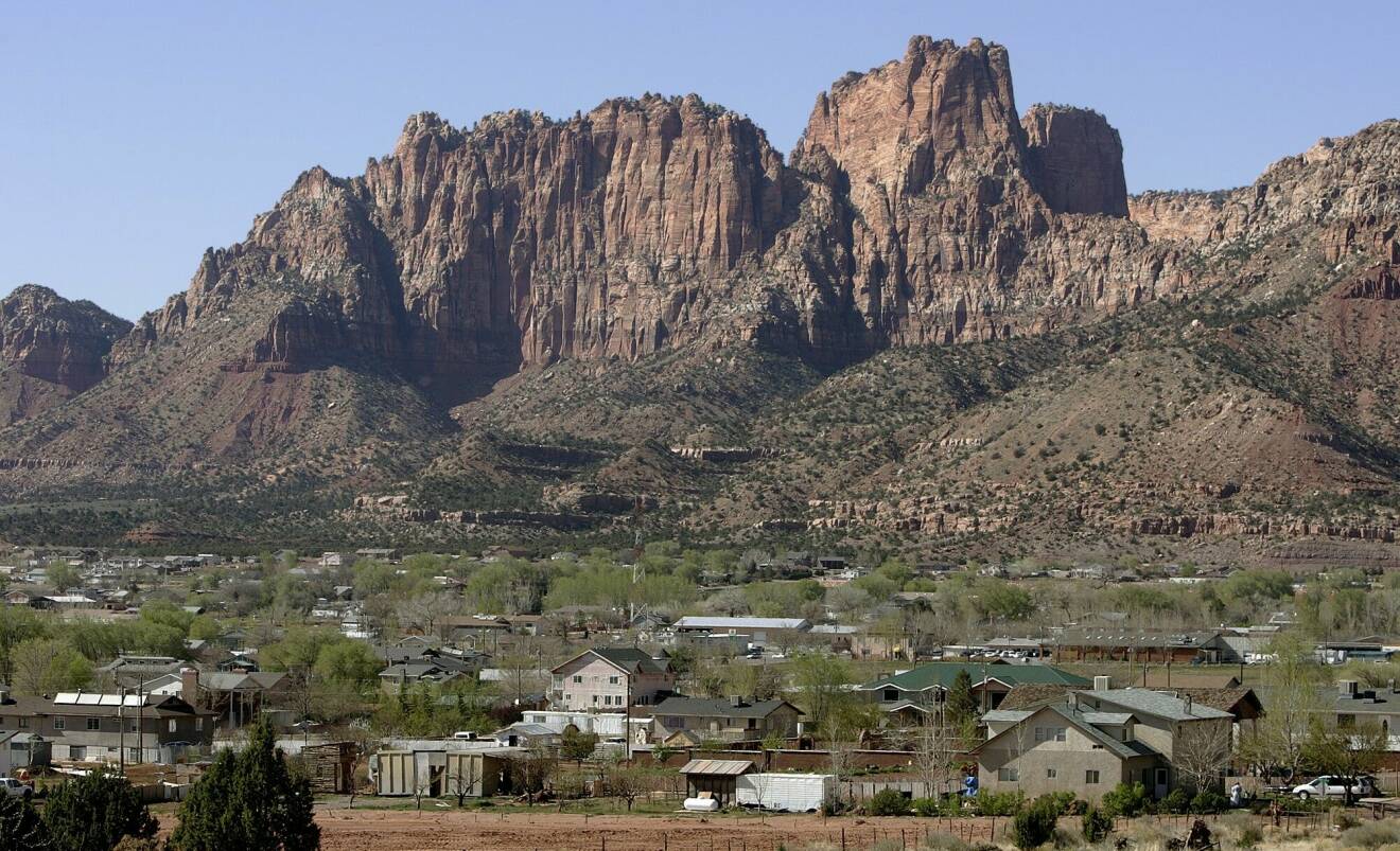 Utah, USA, där sekten FLDS har ett starkt fäste. Bilden föreställer hus med berg i bakgrunden.