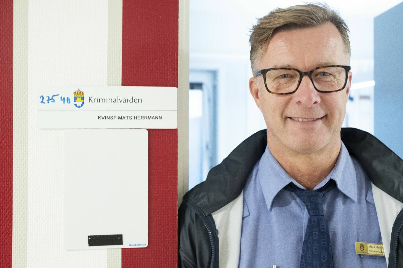 Mats Herrmann ler mot kameran på en närbild. Han är chef för arbetsdriften på Tygelsjö-anstalten i Skåne.