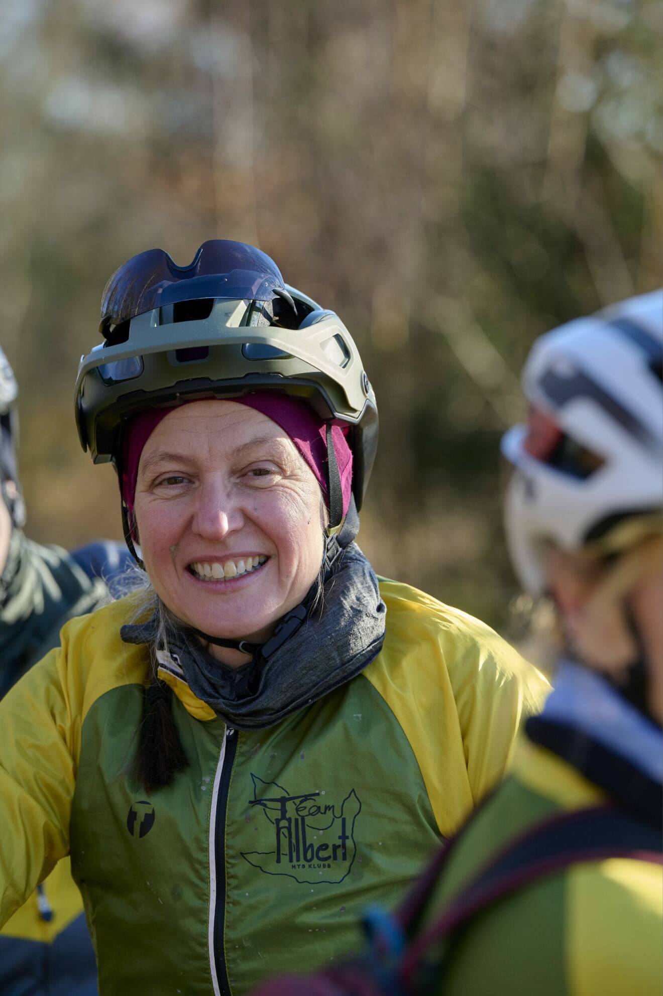 Katarina Karlsson ler mot kameran. Hon bär en cykelhjälm.