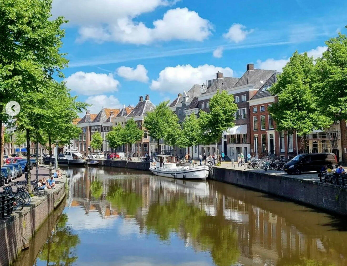 Kanal med båt och hus i Nederländerna.