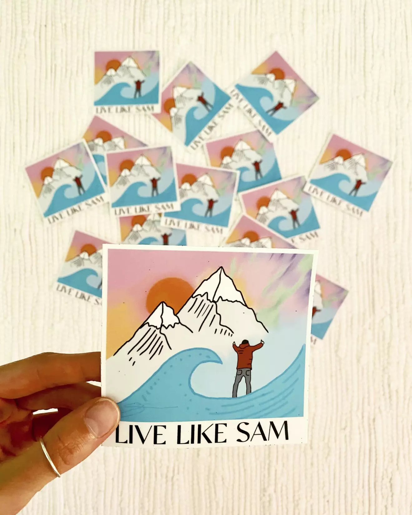 Klistermärken med uppmaningen ”Live like Sam”.