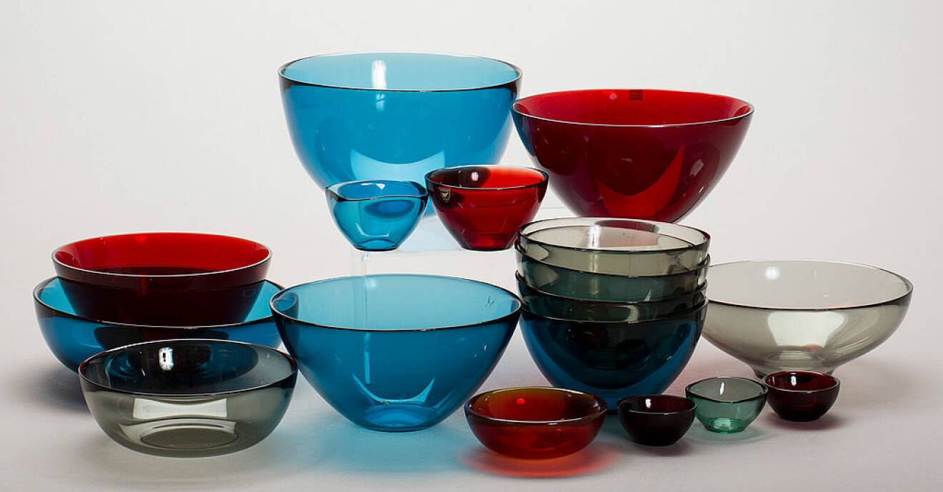 Skålar i olika storlekar i blått, rött och grått glas.