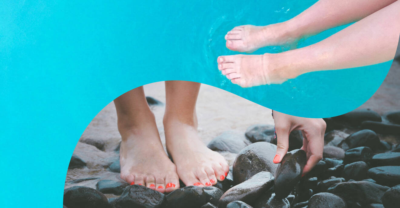 Fötter i vatten och fötter på strand.