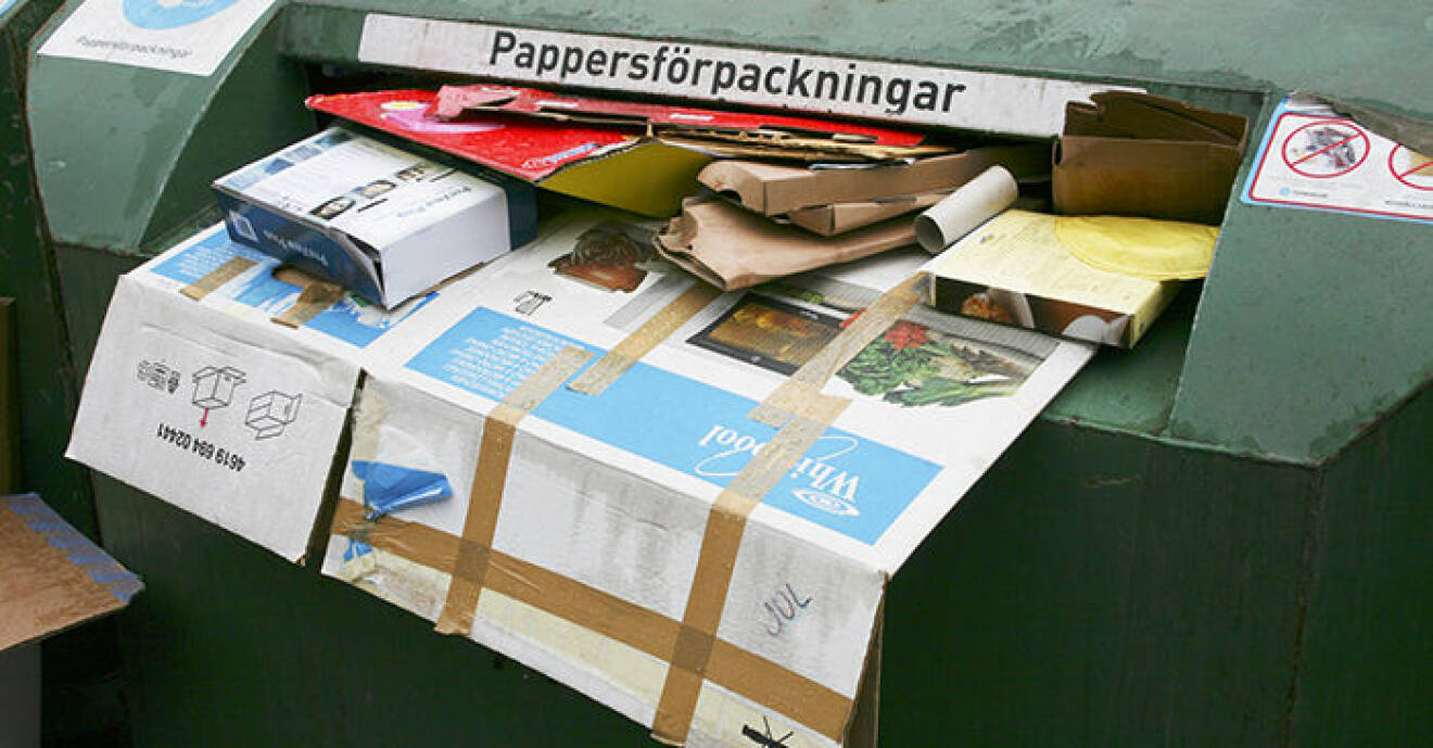 Överfulla behållare med pappersförpackningar Återvinning