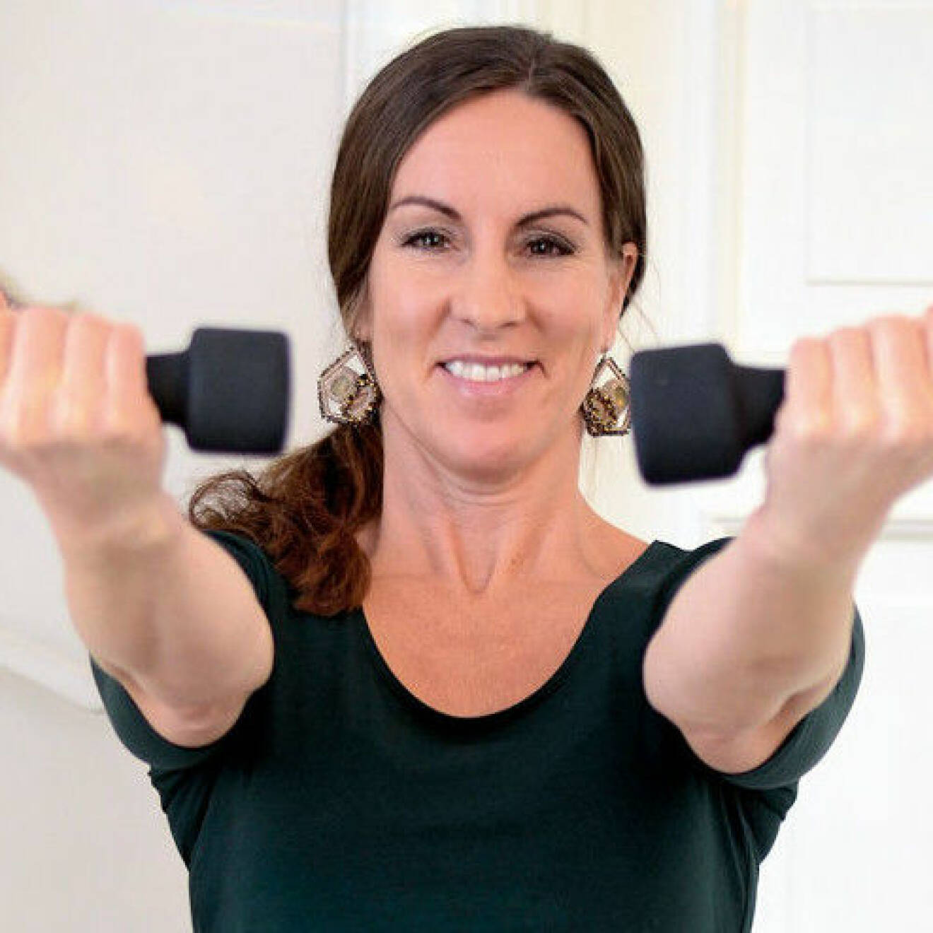 Anneli Selberg är personlig tränare och licensierad massör vid Kroppsbalans i Luleå. Övning tre: Rotera handlederna.