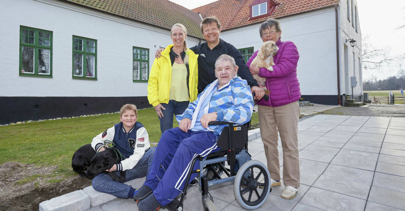 I en byskola utanför Ystad bor tre generationer tillsammans och stöttar varandra i vardagen.