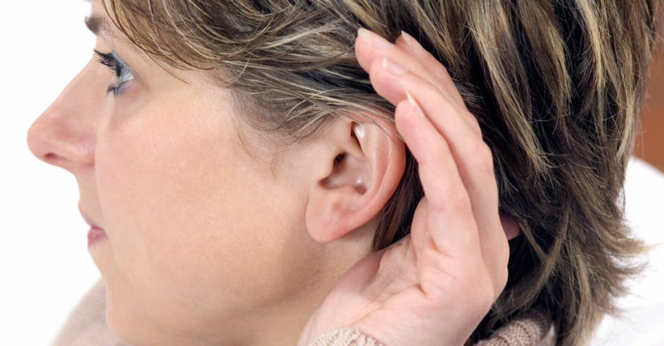 Efter hörselnedsättningen kunde kvinnan inte längre höra vad män säger.