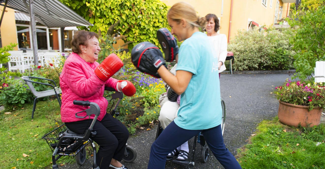 Sonja och Dali tränar boxning med hälsocoachen Liberta på äldreboendet Norrgården.