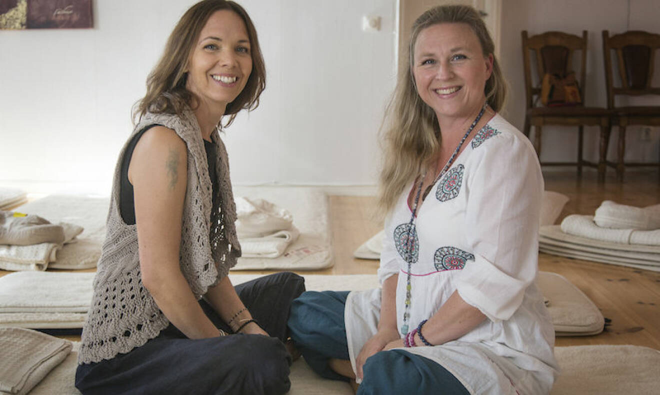 Erica Rudstam, till vänster, mår oerhört mycket bättre efter att hon började med holistisk yoga hos Ulrica Gulz . 