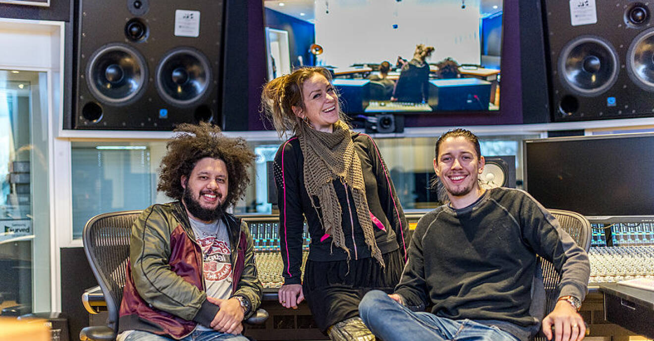 Linnea Deb, Joy Dem och Anton Hård af Segerstad i studion där de skriver låtar.
