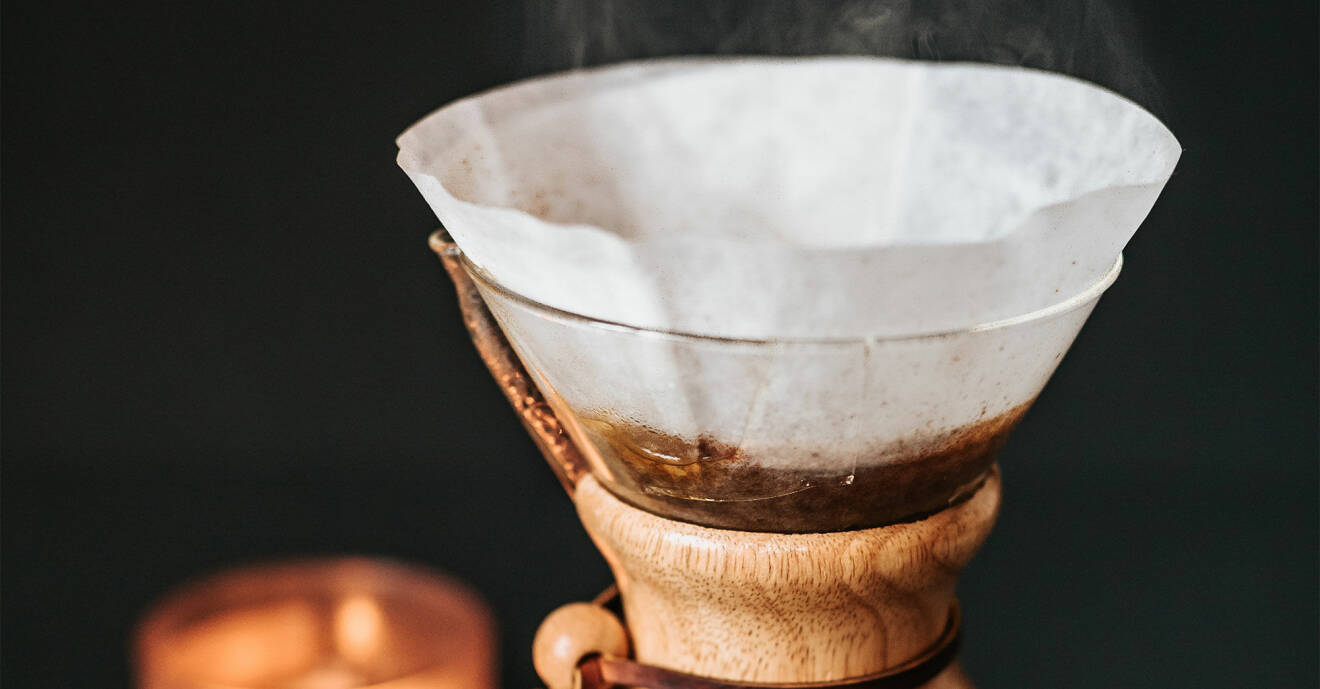 Rykande hett kaffe i ett kaffefilter.