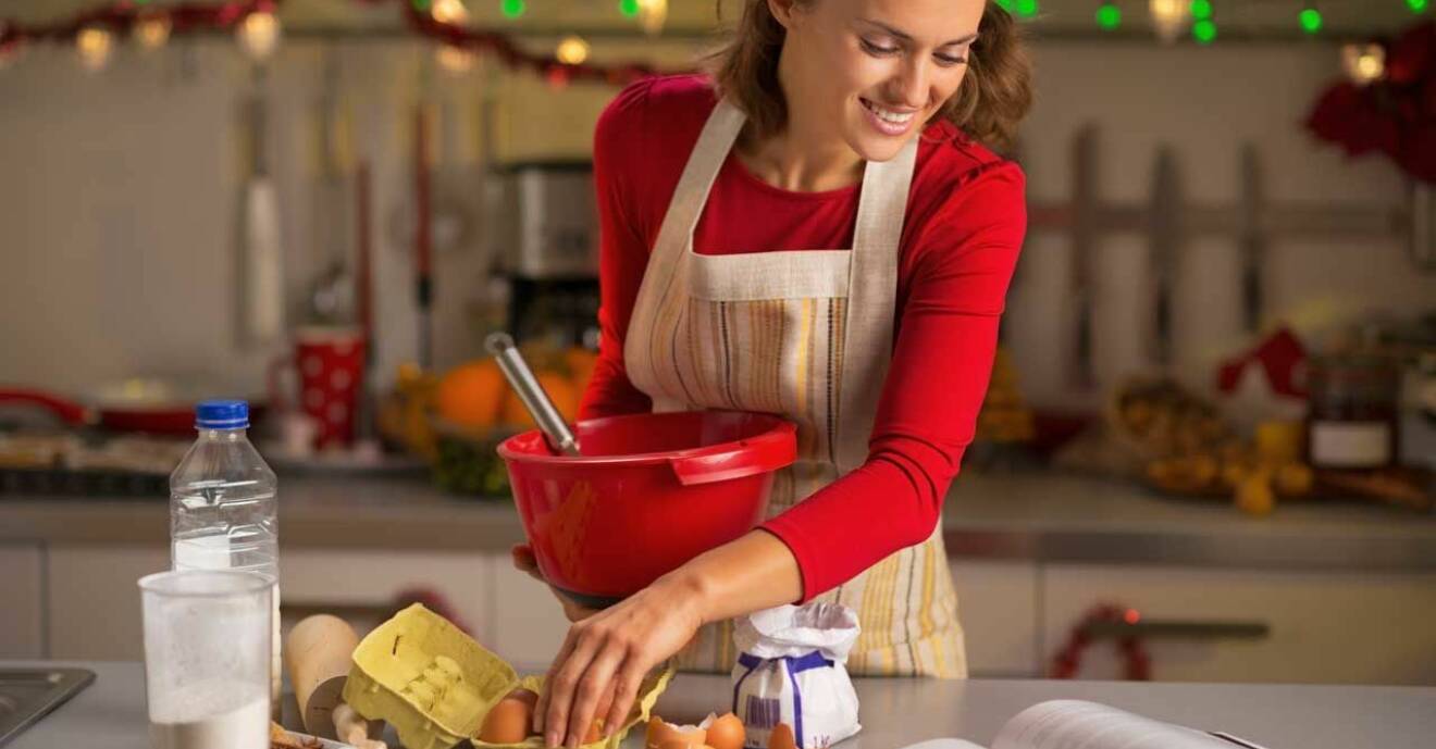 Kvinna som julbakar i köket.