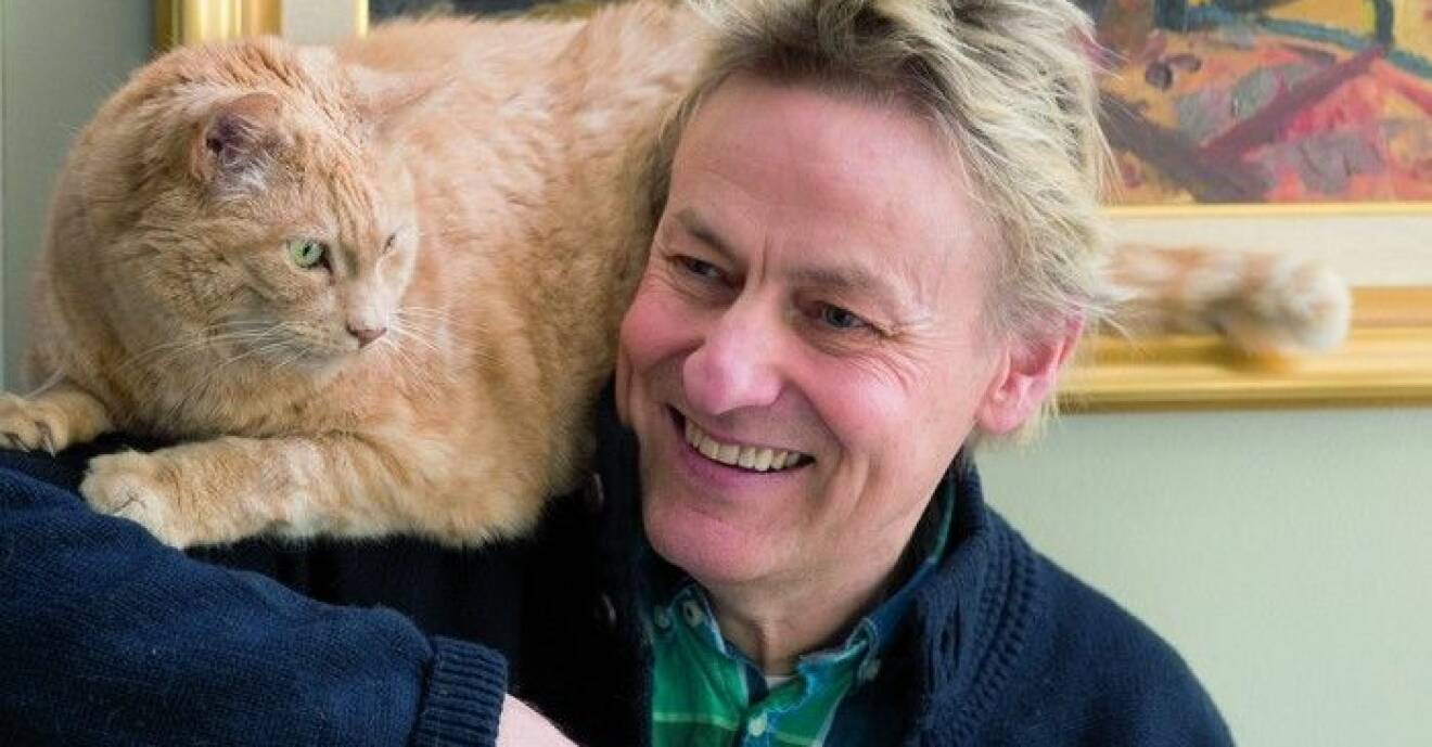 Lars Lerin, som är årets julvärd 2020, poserar med en katt på axeln.