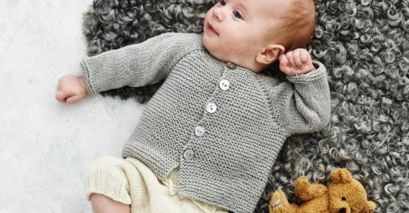 Bebis med grå stickad kofta