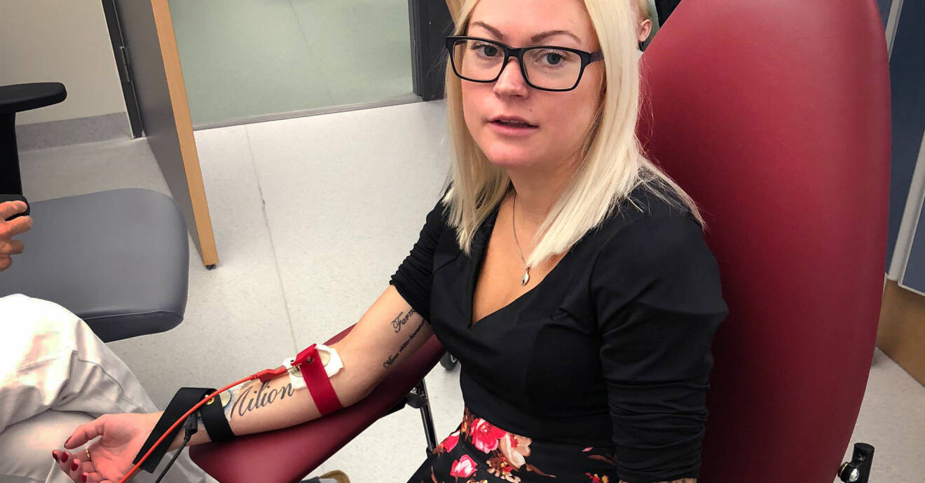 Johanna sitter på sjukhus med sladdar i armarna.