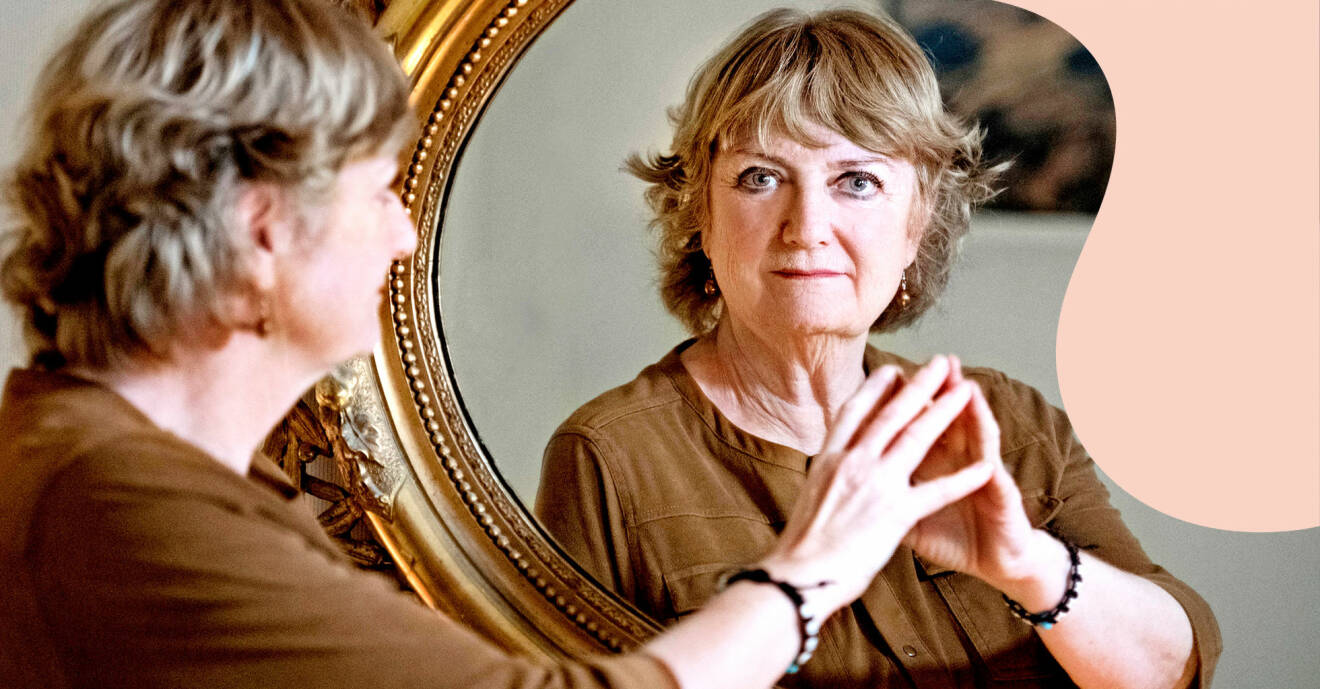 Porträtt av Eva som tittar sig i spegeln.