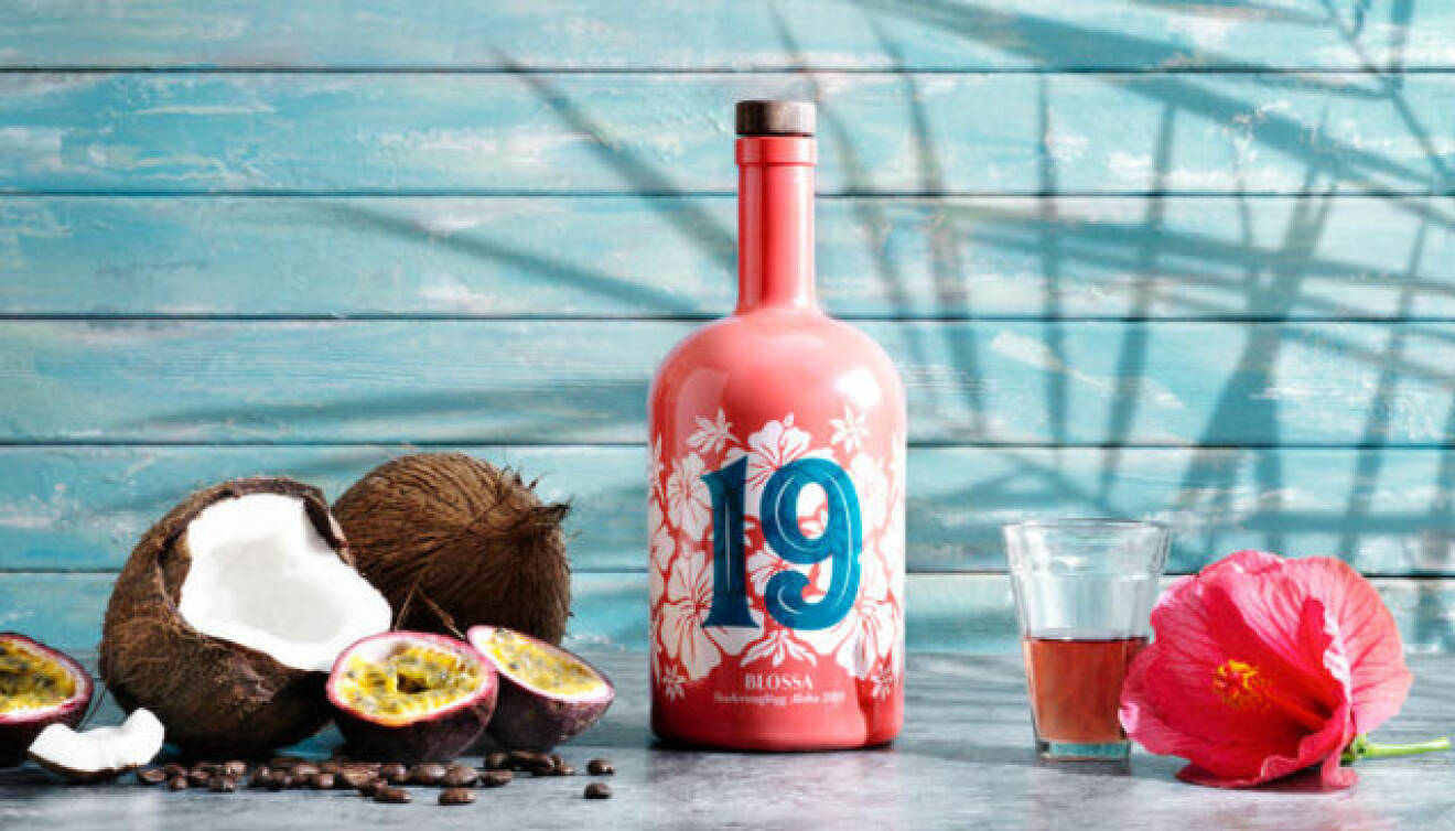 En flaska av Blossas årgångsglögg från år 2019, med smak av passionsfrukt, kokos, kaffe och hibiskus.