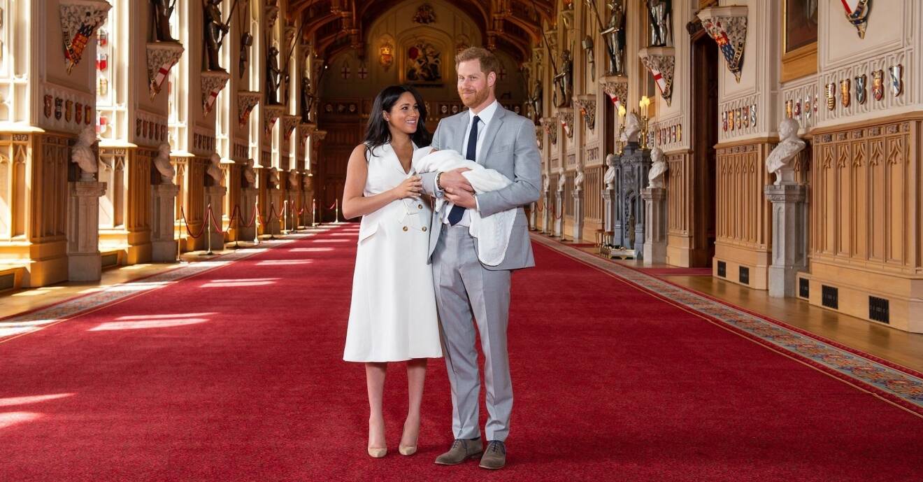 Prins Harry och Megan Markle presenterar Lille Archie för världen i Windsor Castle.