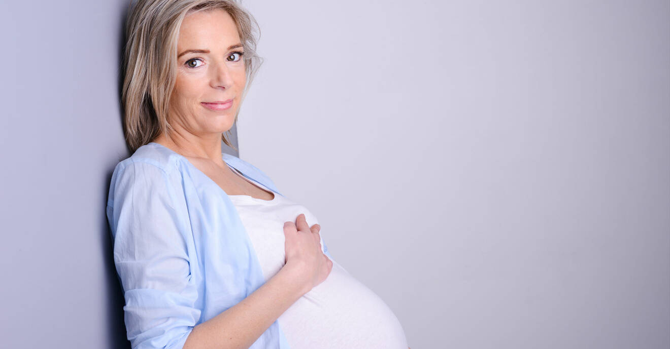 Gravid kvinna tittar in i kameran