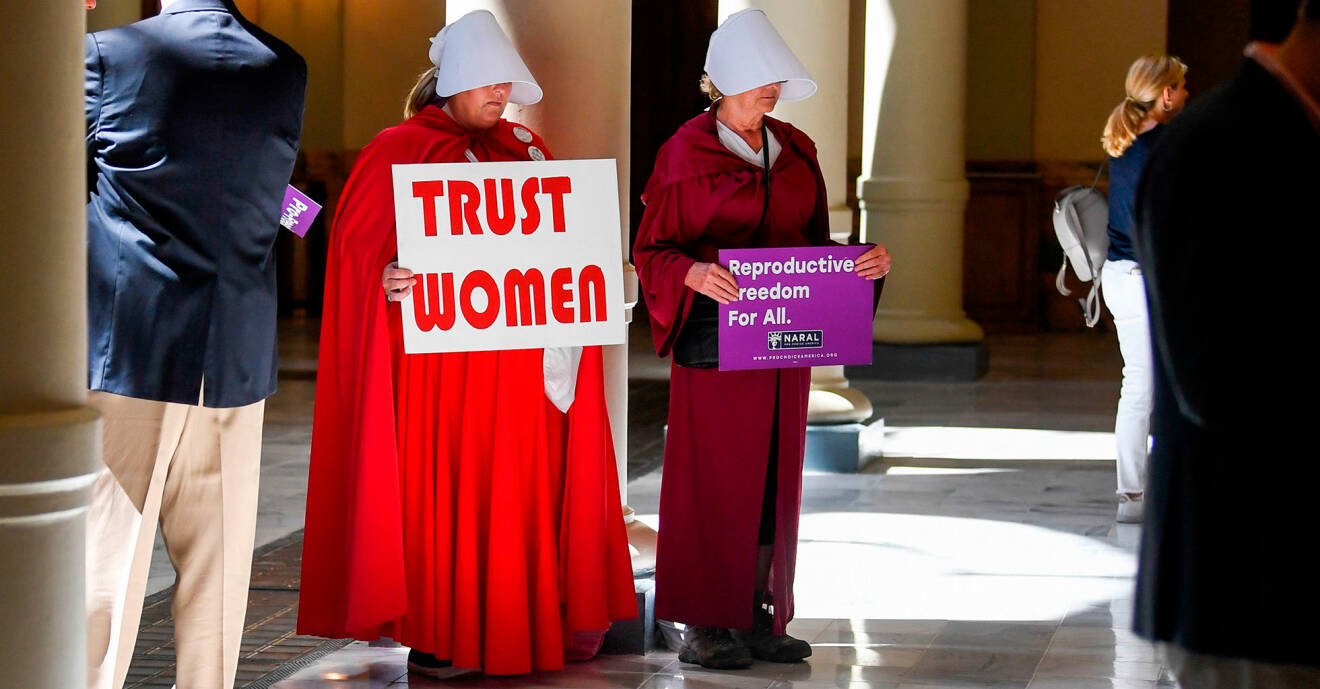 Kvinnor, klädda som karaktärer i handmaid's tale, protesterar mot Alabamas stränga abortlag.