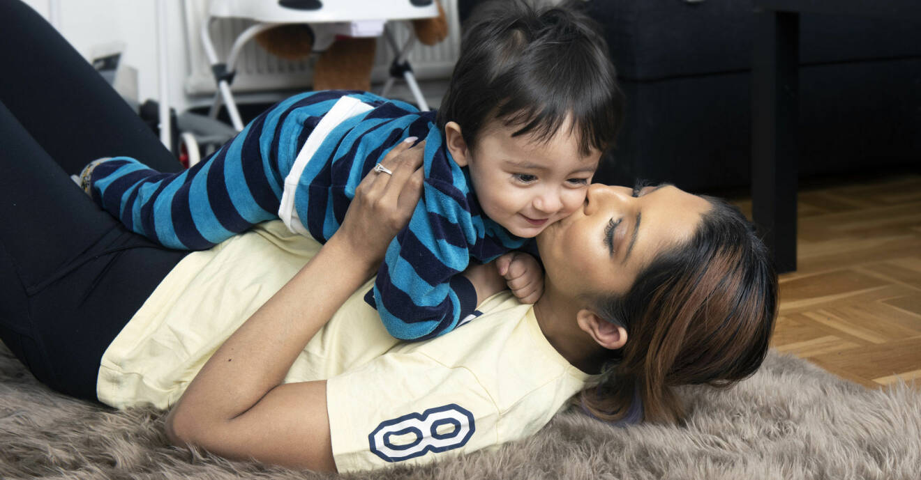 Nadira pussar på sonen Ramus som hon blev gravid med när hon fick behandling för bröstcancer