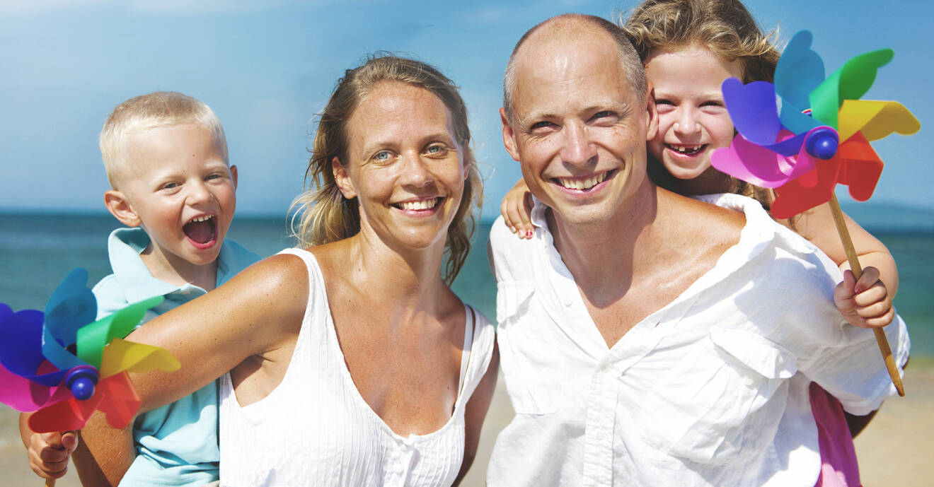 Glad familj på stranden