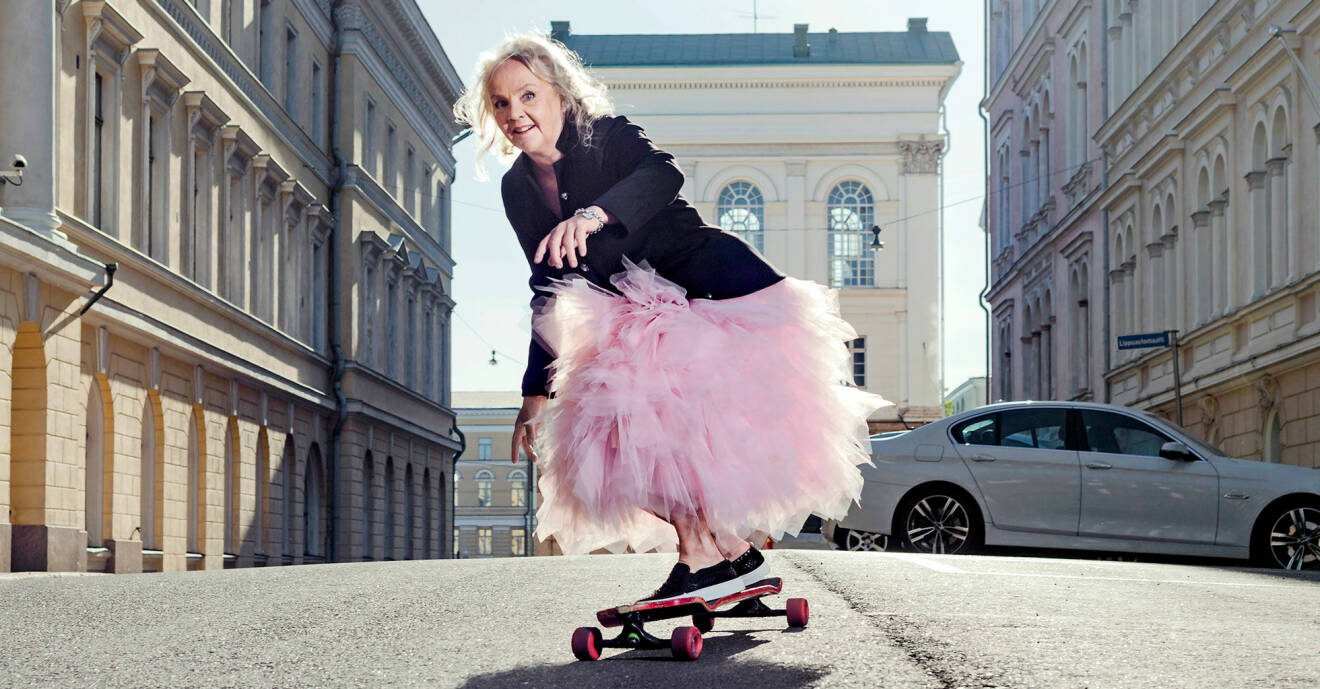 Lena Salmi på en skateboard.