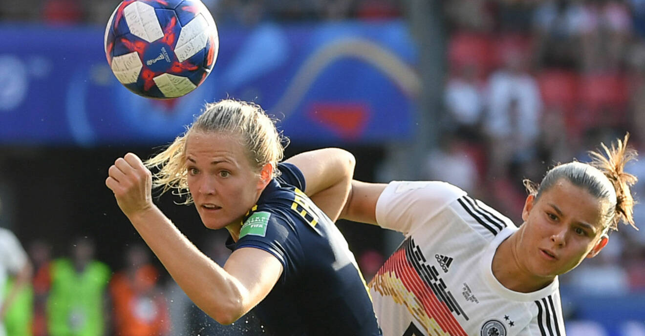 Magdalena Eriksson rycker ifrån i en duell under matchen mot Tyskland.