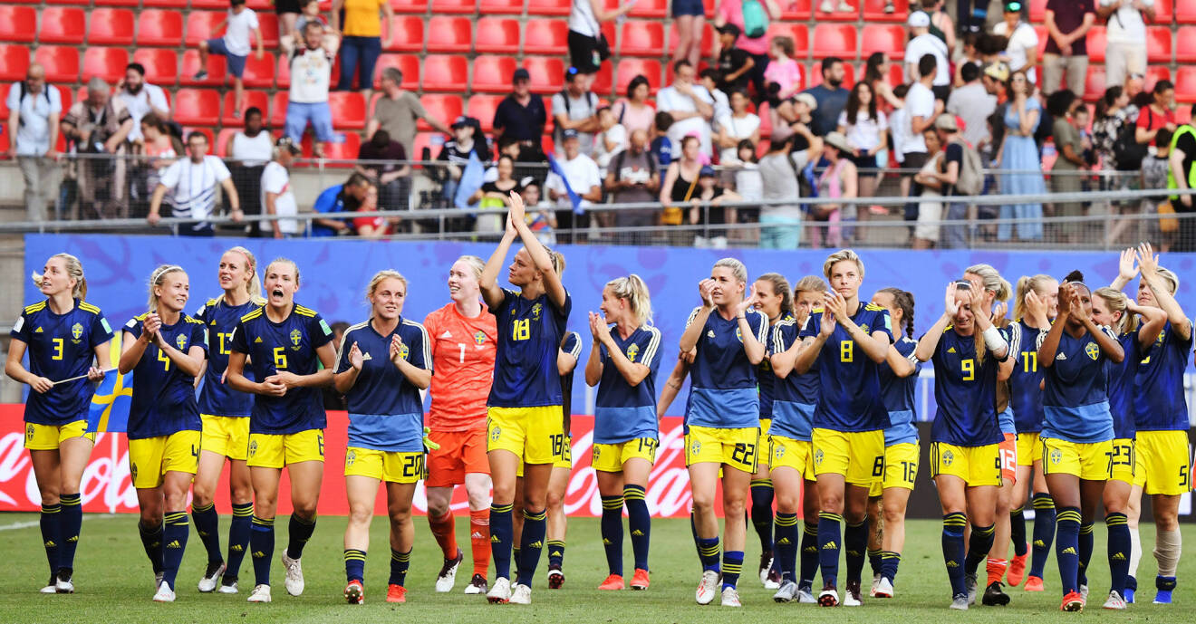 Det svenska damlandslaget tackar publiken efter bragden mot Tyskland där Sverige tog sig vidare till semifinal.