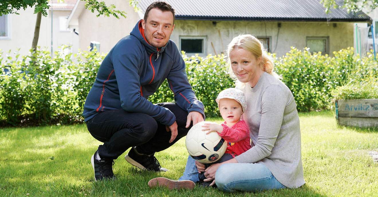 Ebba tillsammans med sina föräldrar på en gräsmatta