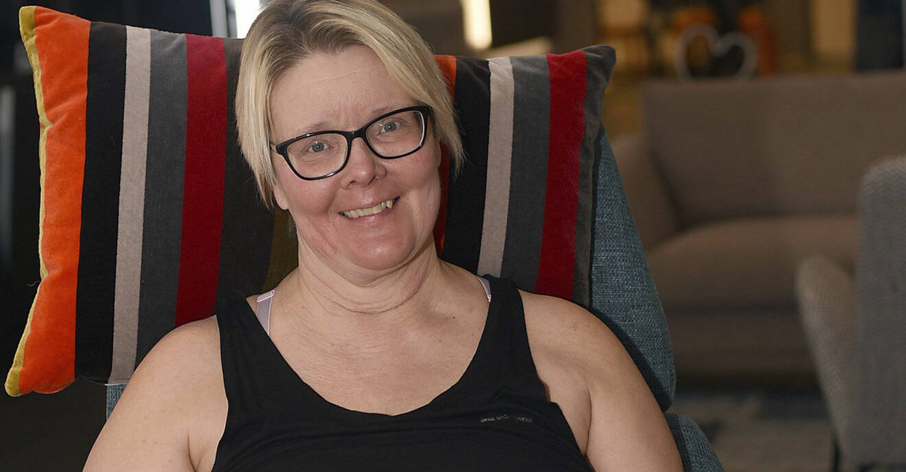 Åsa Lindholm som led av urininkontinens sitter på en stol.