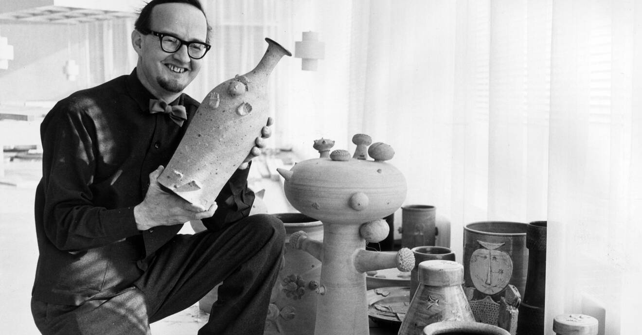 Stig Lindberg håller i en keramikvas