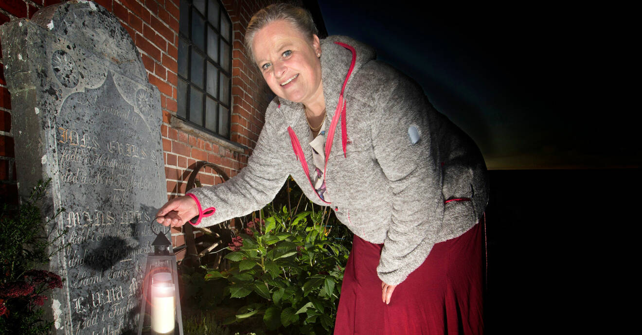 Carina lyser med en lampa på gravstenen hennes make hittade i familjens vardagsrum