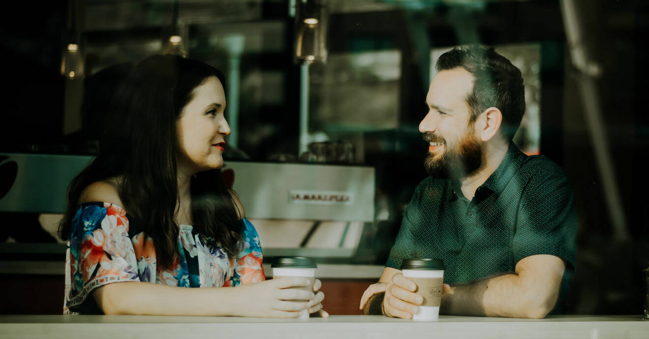 En man och en kvinna som dricker en kopp kaffe ihop.
