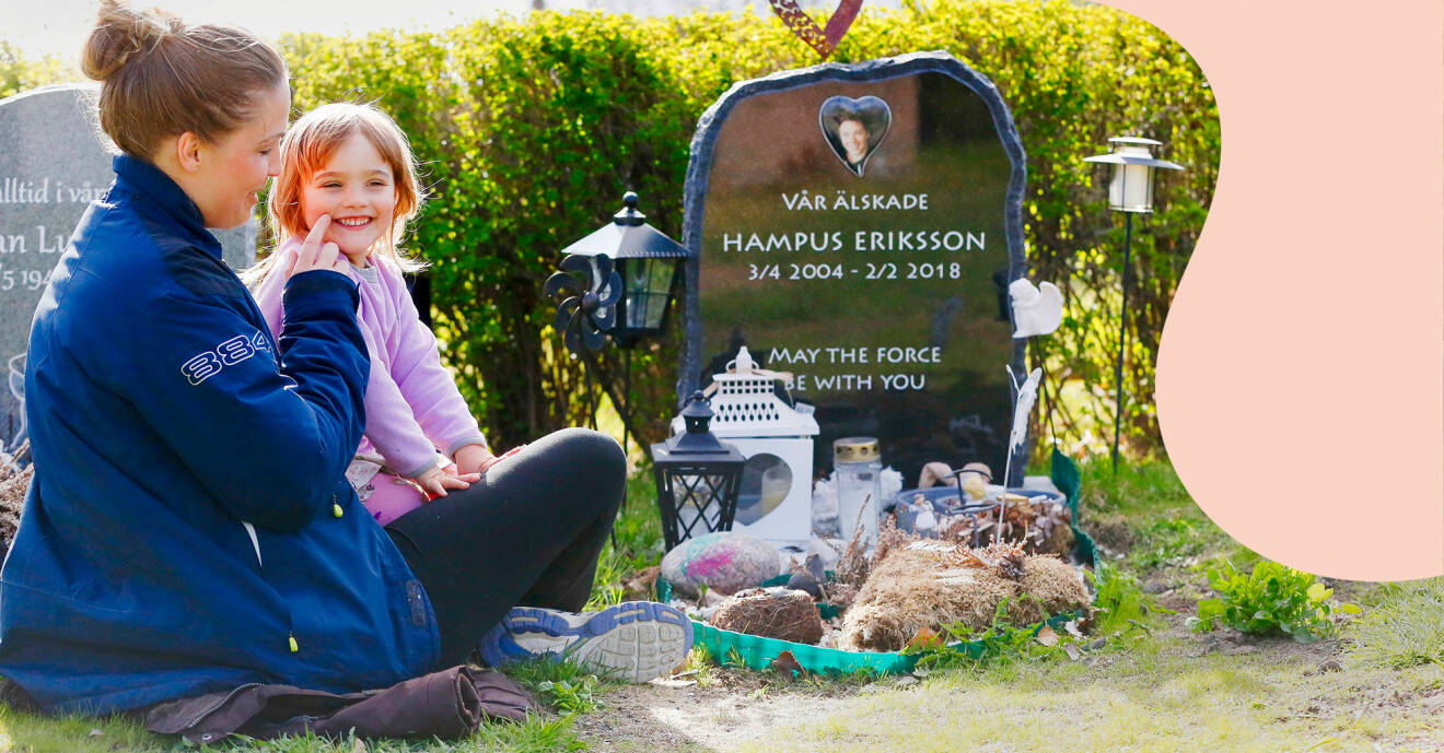 Maja och en av döttrarna sitter vid Hampus grav som är vackert utsmyckad
