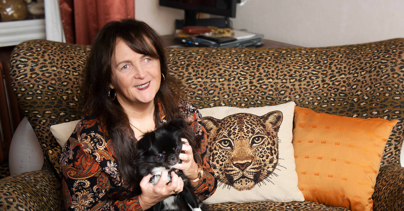 Synskadade Monicka, som växte upp på institution, sitter i en soffa med sin katt